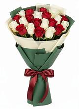 Букет Микс из красных и белых роз в Трудовом