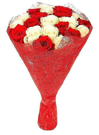 Букет Микс из красных и белых роз в Трудовом