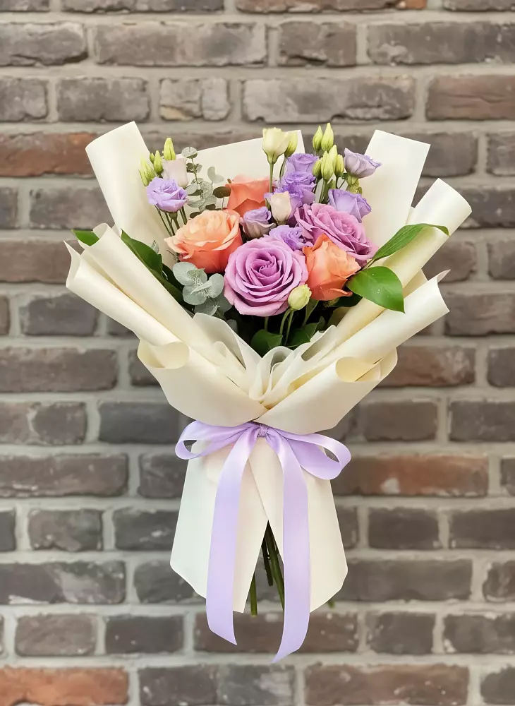 Букет цветов из: Лизиантусы и Розы в Трудовом