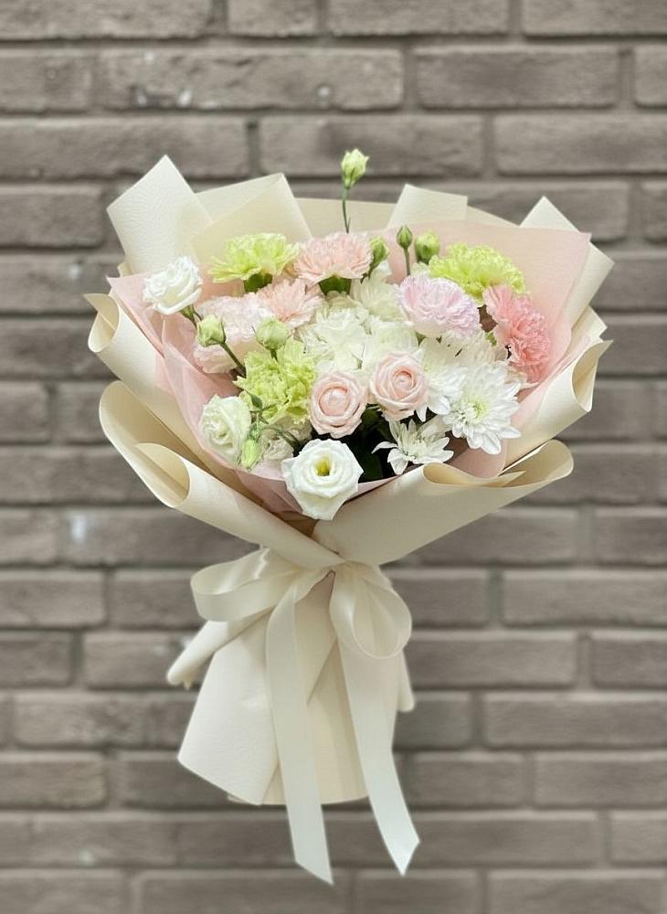 Букет цветов из: Гвоздики, Розы, Лизиантусы и Хризантемы в Трудовом