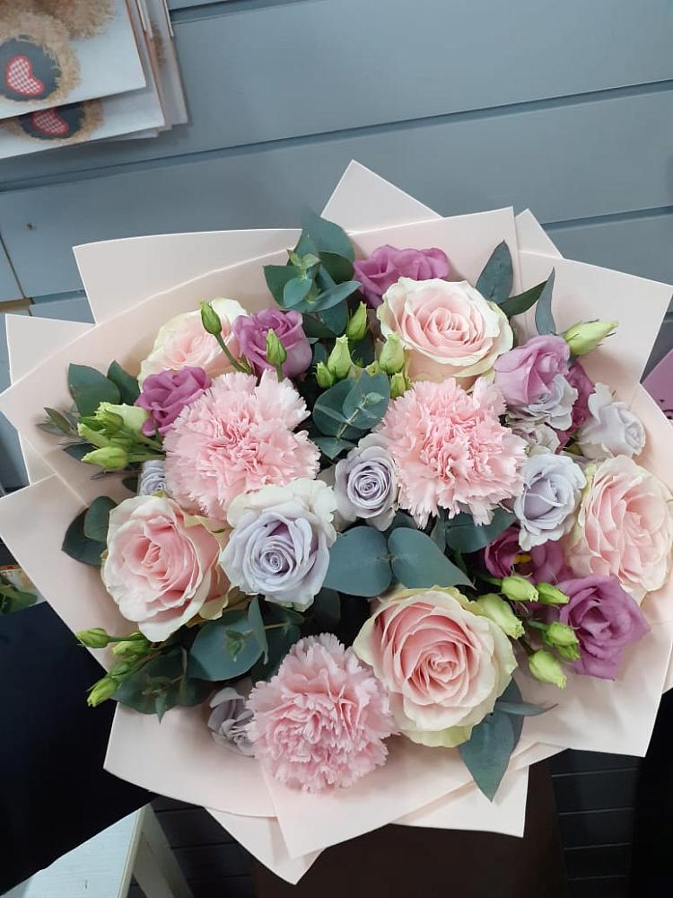 Букет цветов из: Розы, Гвоздики и Лизиантусы в Трудовом